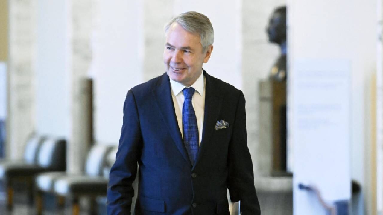 El Ministro de Relaciones Exteriores de Finlandia , Pekka Haavisto, asiste a una conferencia de prensa en el edificio del Parlamento.