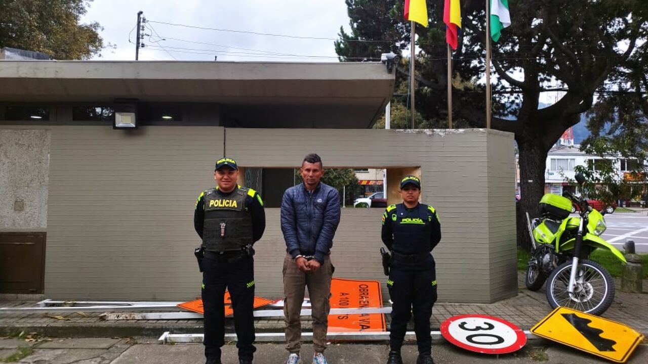 Capturan a hombre por robar señales de tránsito en Bogotá