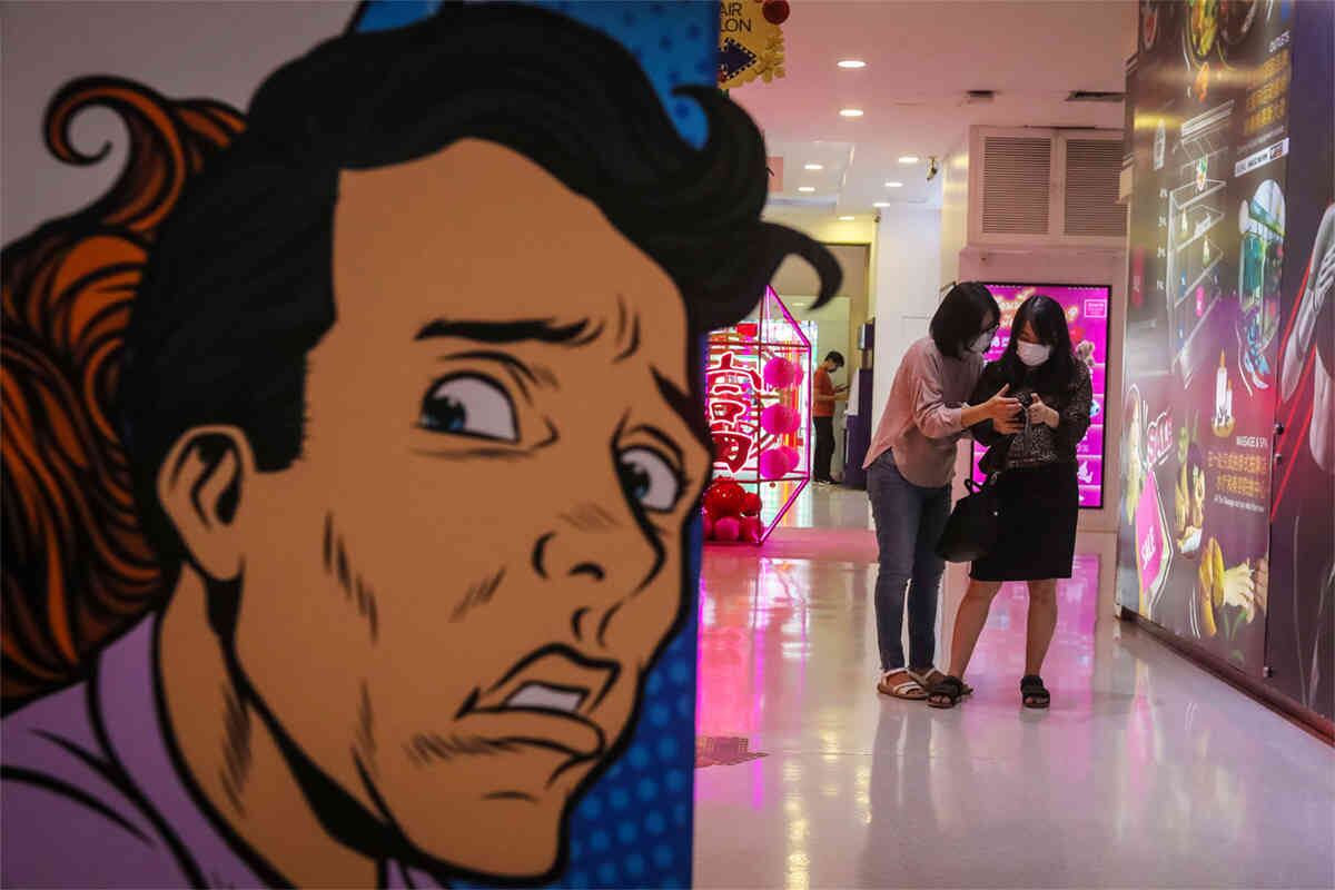 Dos mujeres vestidas con máscaras protectoras, de pie en un centro comercial en Bangkok el 5 de febrero de 2020. Foto: Vivek Prakash/ AFP. 