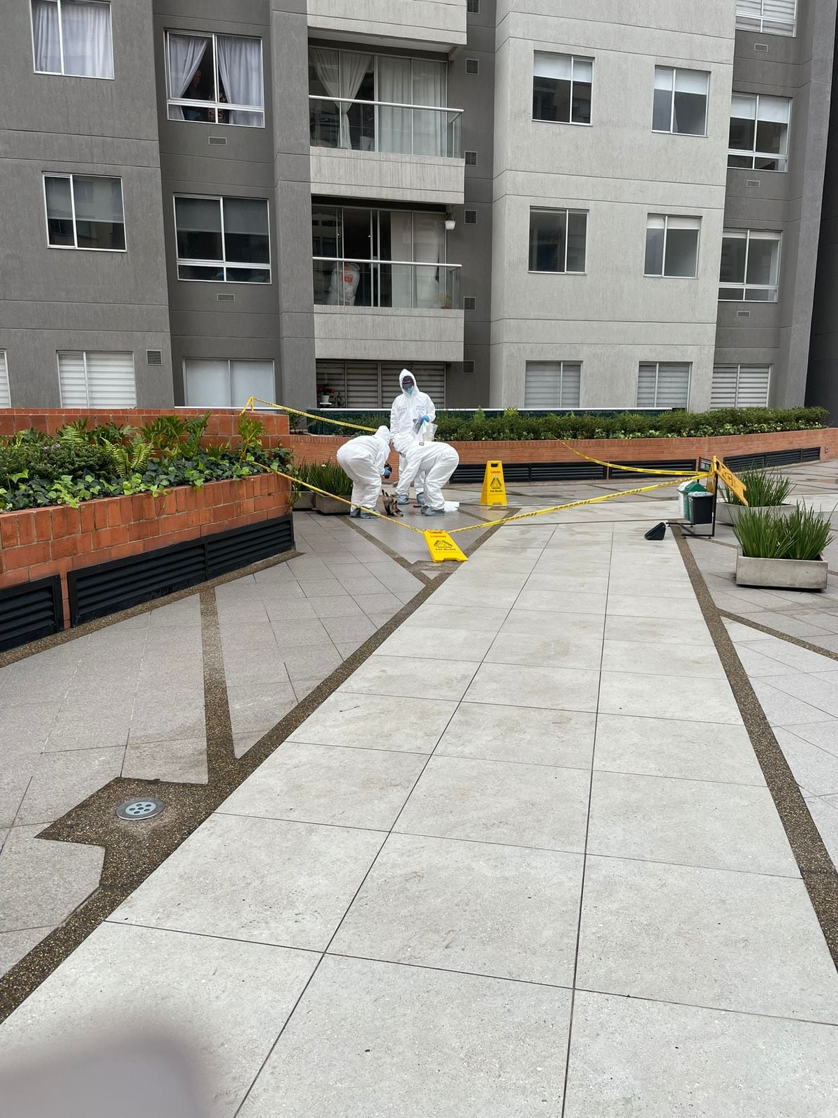 El perro fue encontrado en el suelo del conjunto de apartamentos. Se dio la intervención de la Fiscalía en el lugar.