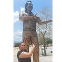 Patricia Acosta junto a la estatua de Diomedes Díaz