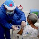 En estos momentos se adelanta la vacunación de la población mayor de 80 años.