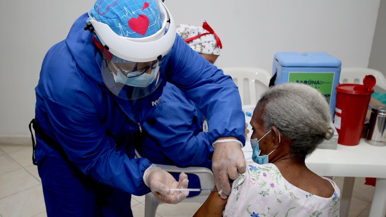 ¿Por qué la efectividad de las vacunas contra la covid-19 se reduce según la edad?