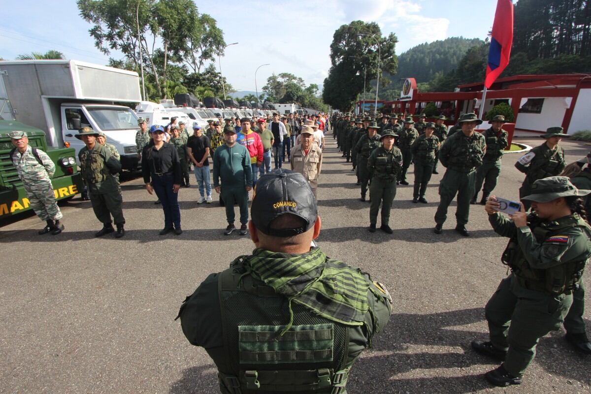 Miembros de la Milicia Nacional Bolivariana y nuevos reclutas participan en un entrenamiento militar en San Cristóbal, estado Táchira, Venezuela, el 13 de septiembre de 2025.