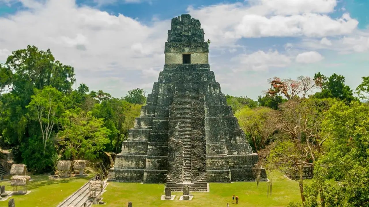 La antigua ciudad maya de Tikal albergaba millones de habitantes en redes urbanas densamente conectadas.