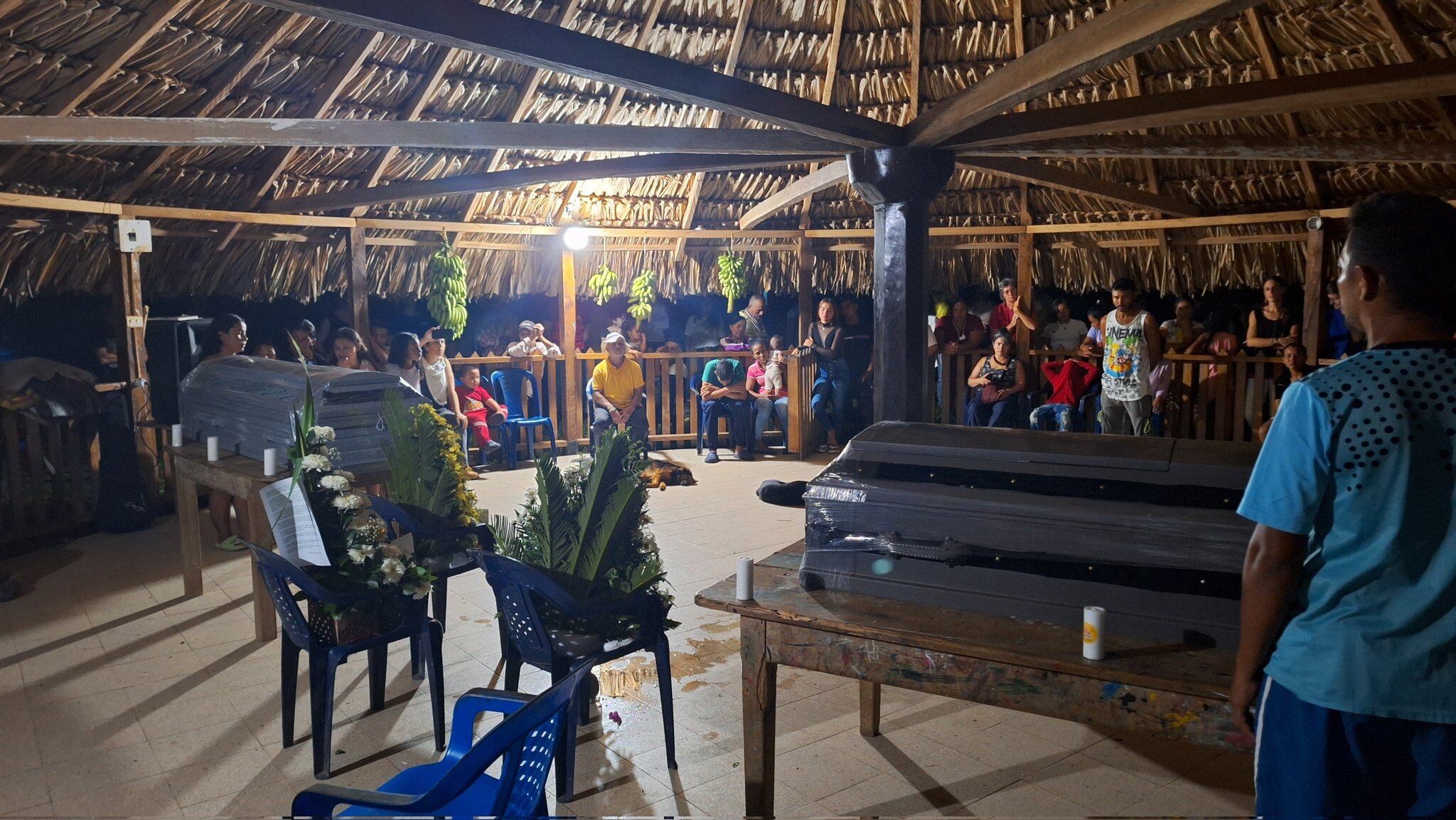 Último adiós para Nallely y Edinson, quienes fueron asesinados en la Comunidad de Paz de San José de Apartadó.