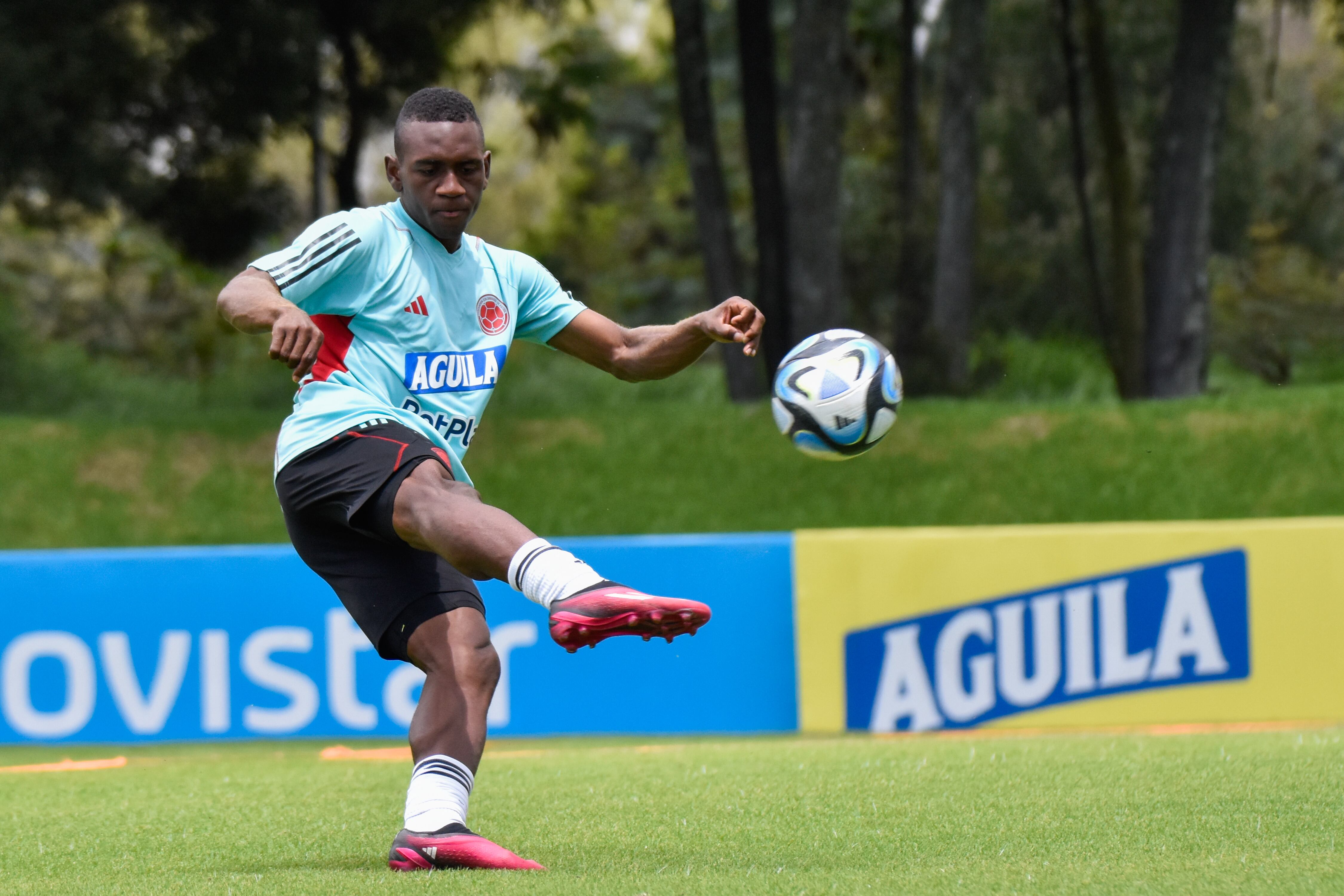 Alexis Castillo de Colombia durante los calentamientos de la selección nacional de Colombia en Bogotá, Colombia, el 19 de abril de 2023 antes de la Copa Mundial de la FIFA Argentina sub-20. (Foto por: Cristian Bayona/Long Visual Press/Universal Images Group vía Getty Images)