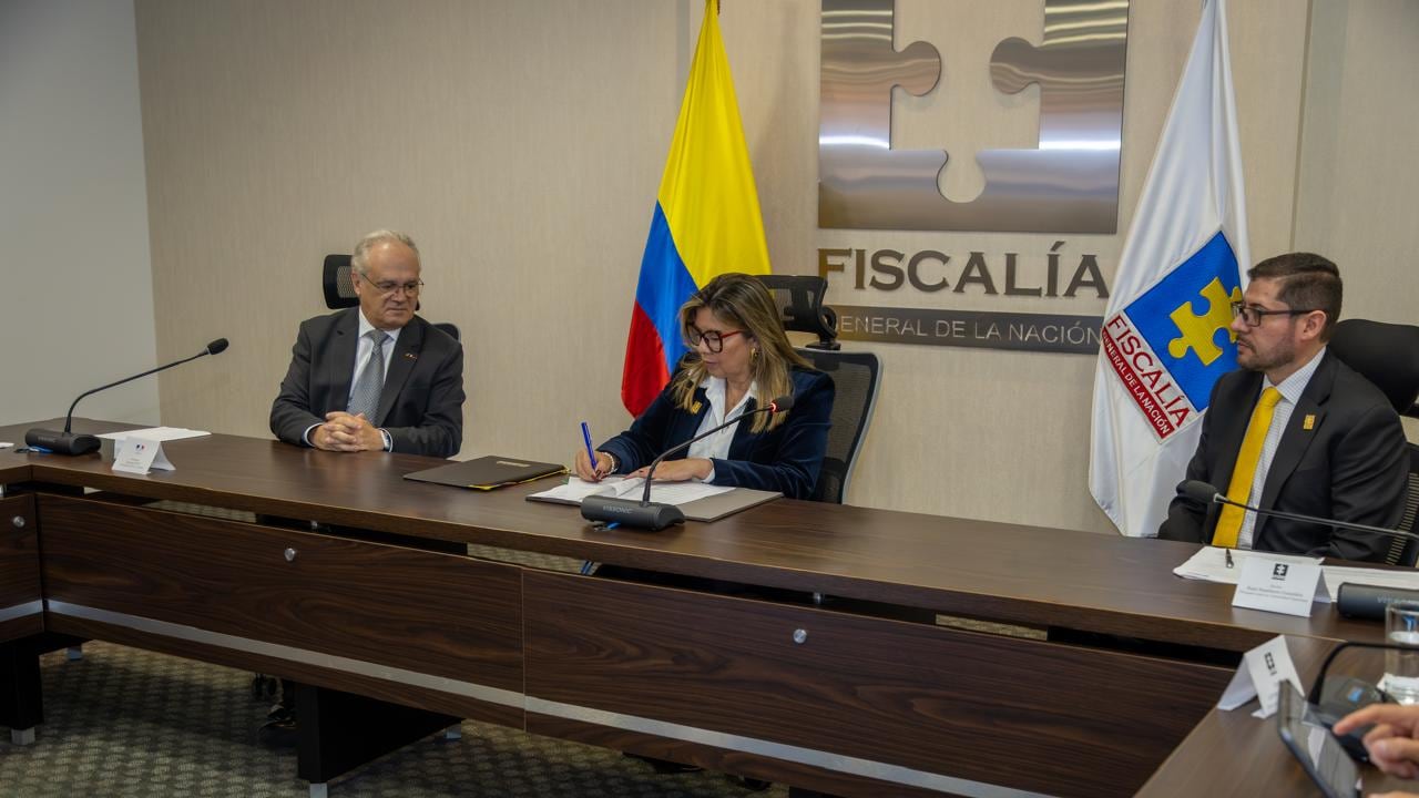 La fiscal general de la Nación, Luz Adriana Camargo Garzón, y los vicepresidentes de Instrucción del Tribunal de Marsella (Francia), François Bonnecarrere y Emmanuel Rodríguez.