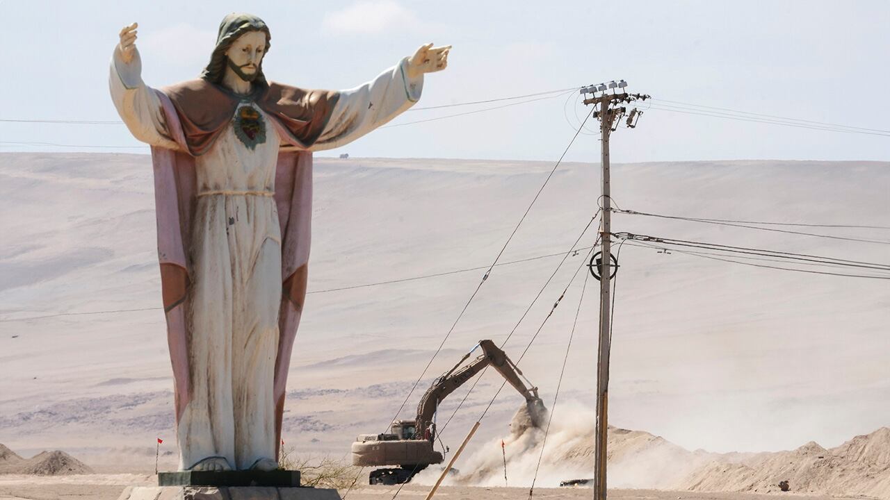 Vista de una excavadora durante la construcción de barreras en la frontera entre Chile y Perú.