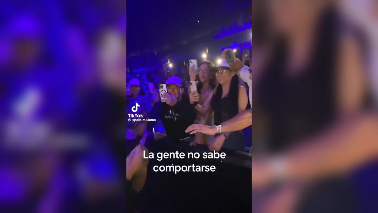 El cantante ha sido fuertemente criticado por el gesto.