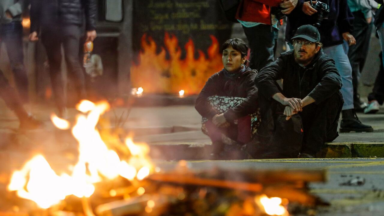 Las personas que estaban apoyado el nuevo proyecto constitucional reaccionaron después de conocer los resultados oficiales de la votación del referéndum, en Plaza Italia en Santiago.