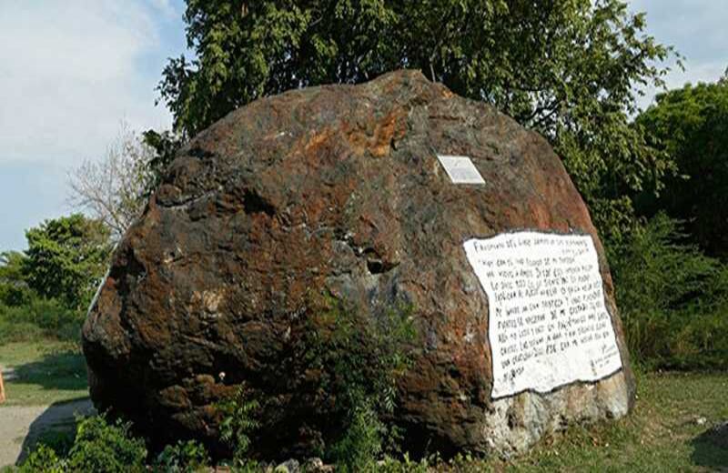 Un año y medio antes del desastre esta enorme piedra, de unas 400 toneladas, tapó el cauce del río Lagunilla y formó un represamiento que terminó siendo fatal. La erupción del Nevado Ruíz provocó el deshielo de miles de toneladas de hielo, que se sumaron al agua estancada y formaron la avalancha.