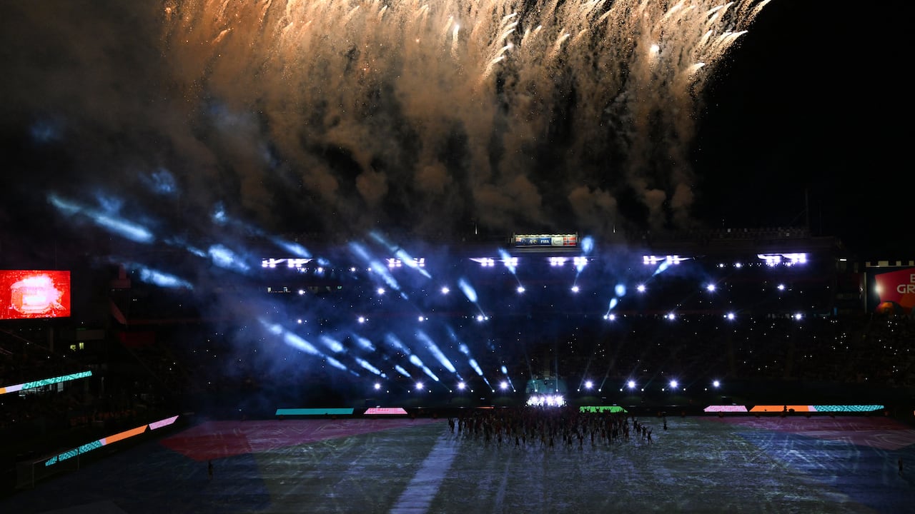 Los fuegos artificiales explotan durante la ceremonia de apertura antes del partido de fútbol del Grupo A de la Copa Mundial Femenina de Australia y Nueva Zelanda 2023 entre Nueva Zelanda y Noruega en Eden Park en Auckland el 20 de julio de 2023. Foto: AFP