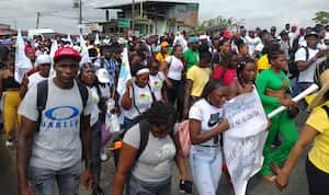 Habitantes de la zona rural de Buenaventura marcharon este miércoles y luego bloquearon la vía de acceso al puerto.