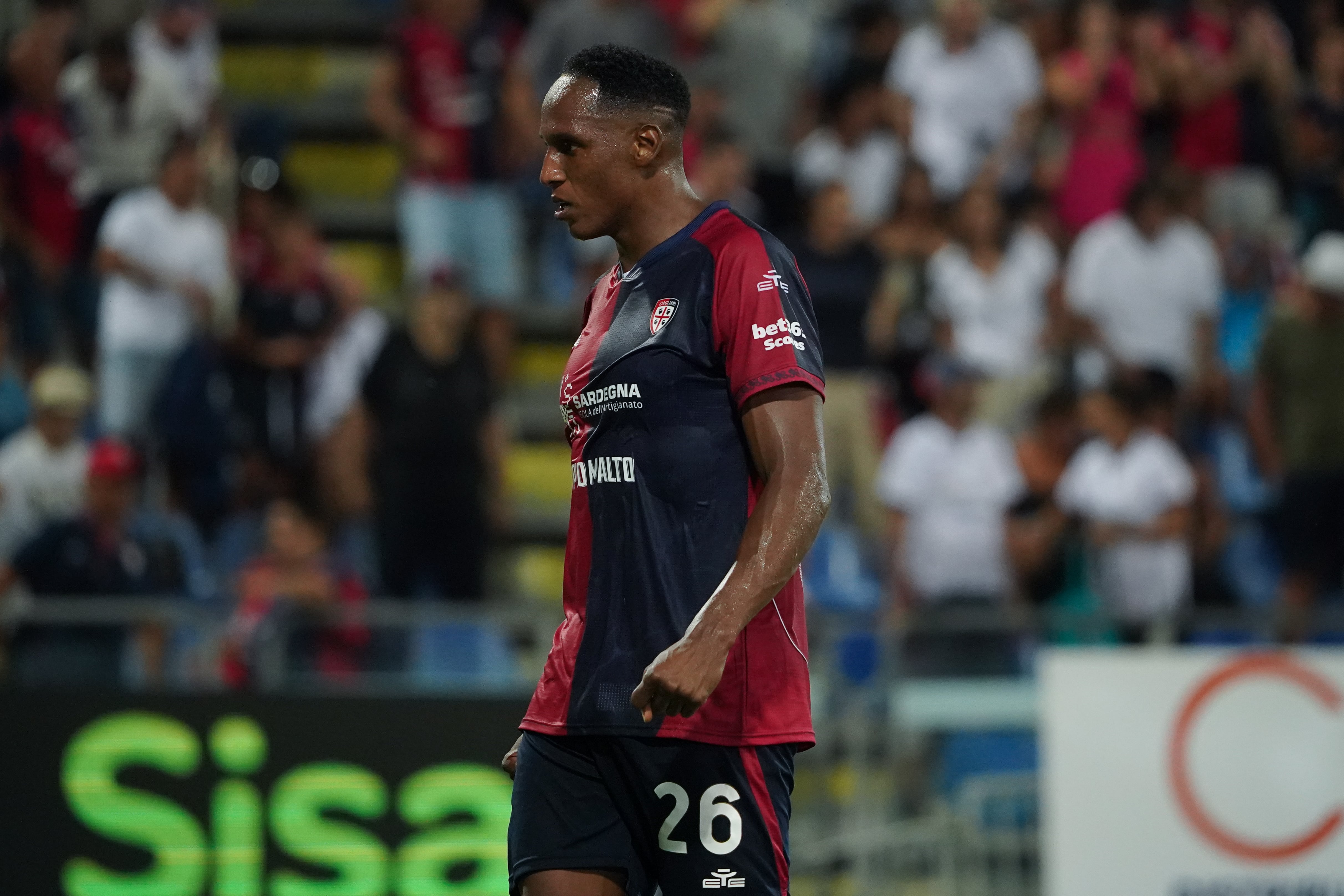 Preocupación en Selección Colombia: Yerry Mina salió lesionado con Cagliari en Italia.