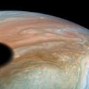 "Io" es una de cuatro lunas galileas de Júpiter. En esta imagen vemos su sombra reflejada sobre el planeta.