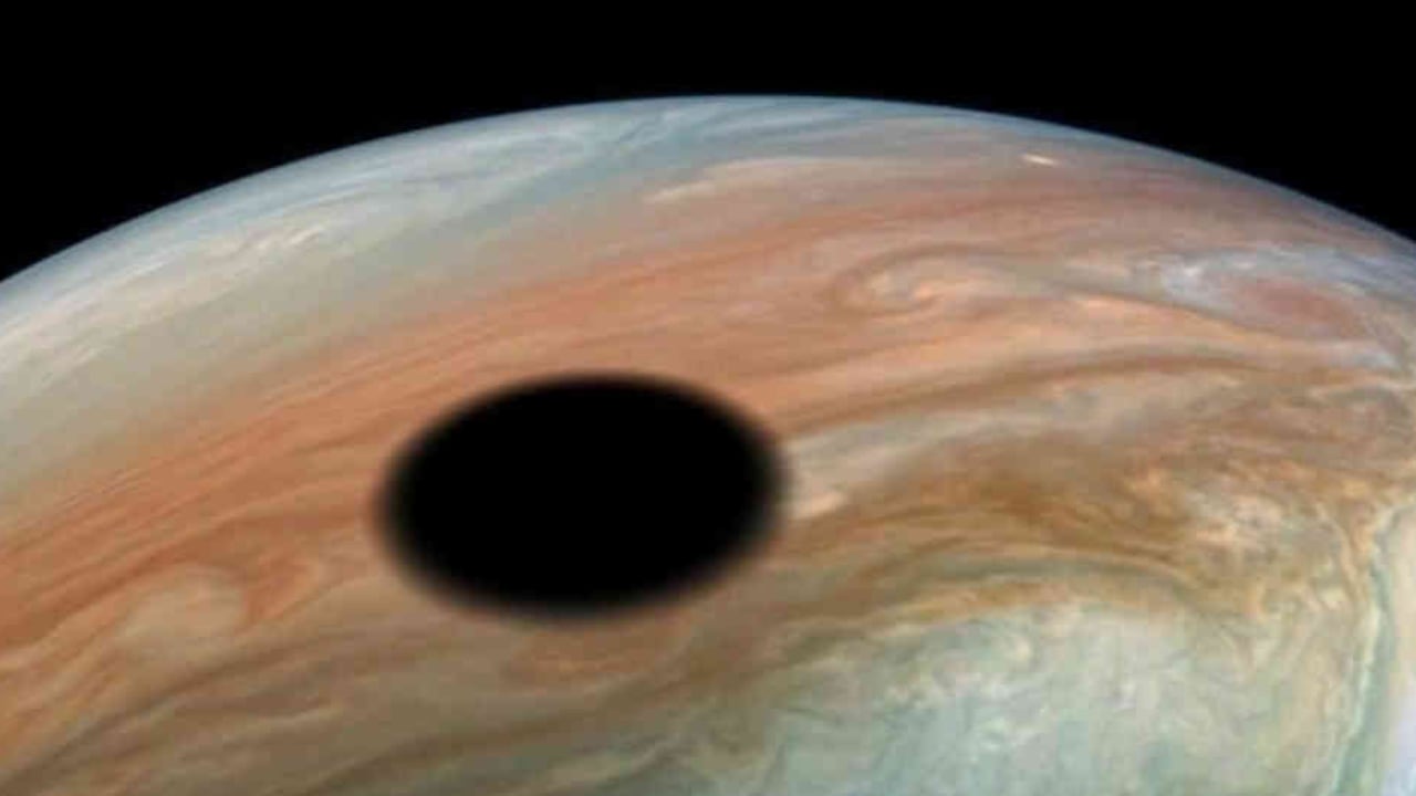 "Io" es una de cuatro lunas galileas de Júpiter. En esta imagen vemos su sombra reflejada sobre el planeta.