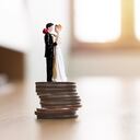 Cuando dos personas se casan, varios de sus bienes pasan a estar en una sociedad conyugal.