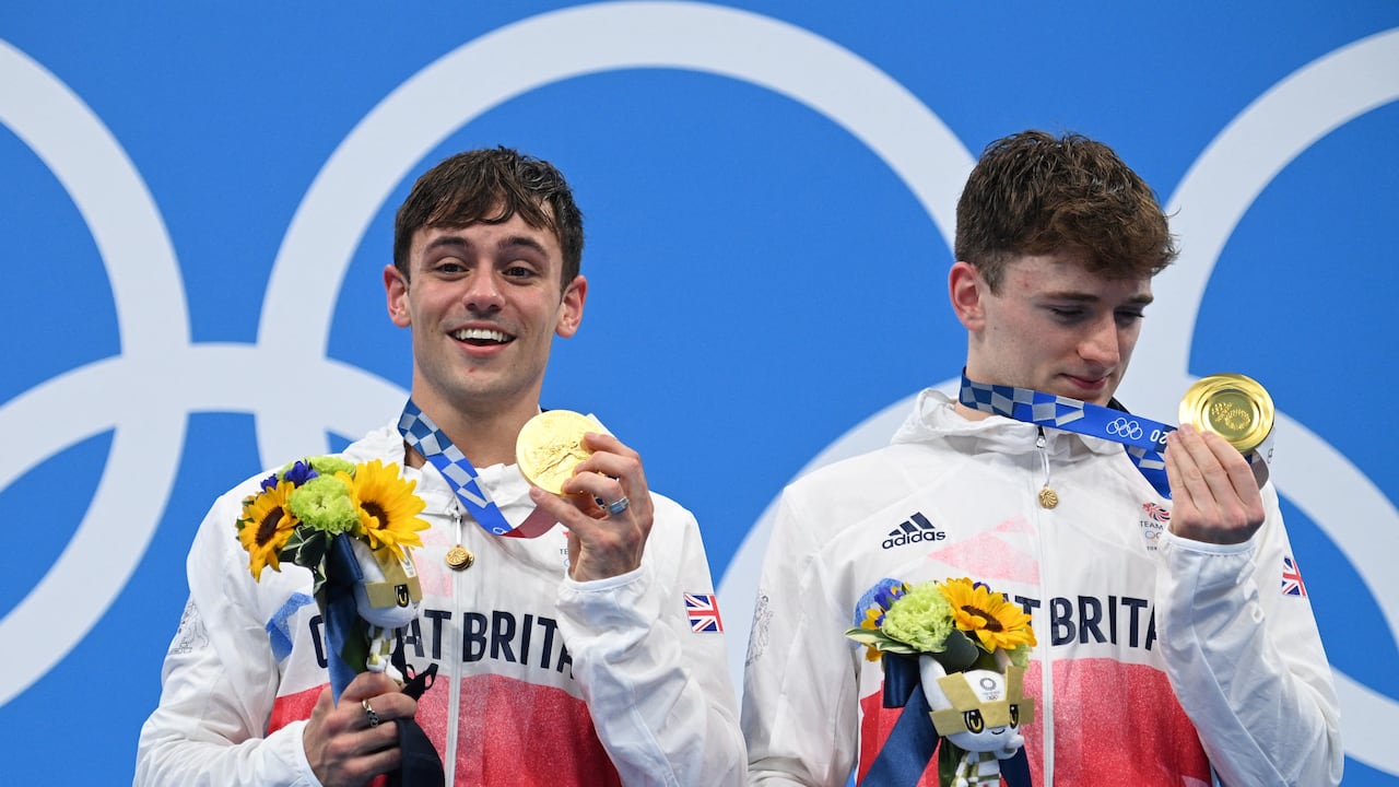 Los medallistas de oro, el británico Thomas Daley (izq.) Y el británico Matty Lee, posan con sus medallas después de ganar el evento final masculino de clavados sincronizados de 10 metros durante los Juegos Olímpicos de Tokio 2020 en el Centro Acuático de Tokio en Tokio el 26 de julio de 2021 (Foto de Oli SCARFF / AFP)