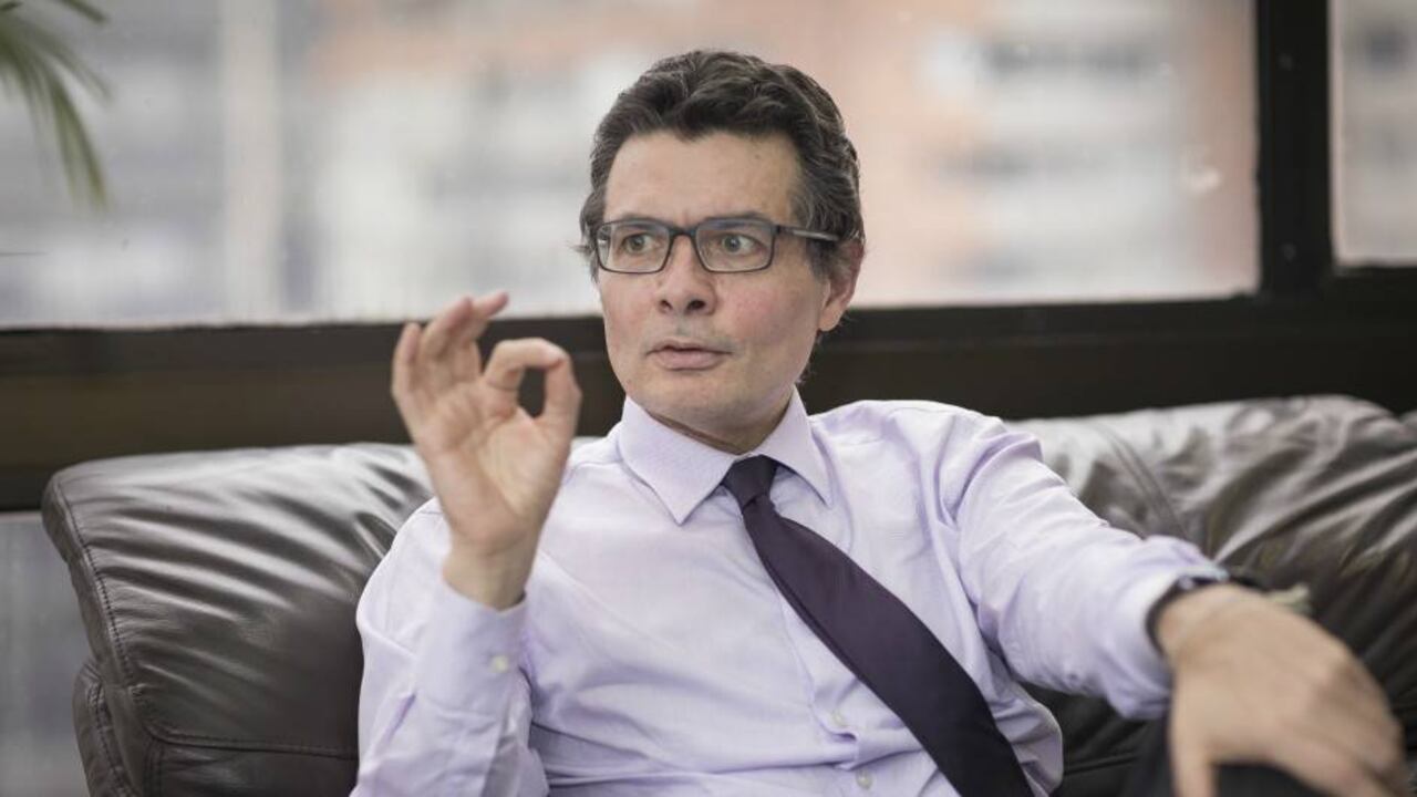 El exministro Alejandro Gaviria considera que la política divide la sociedad.