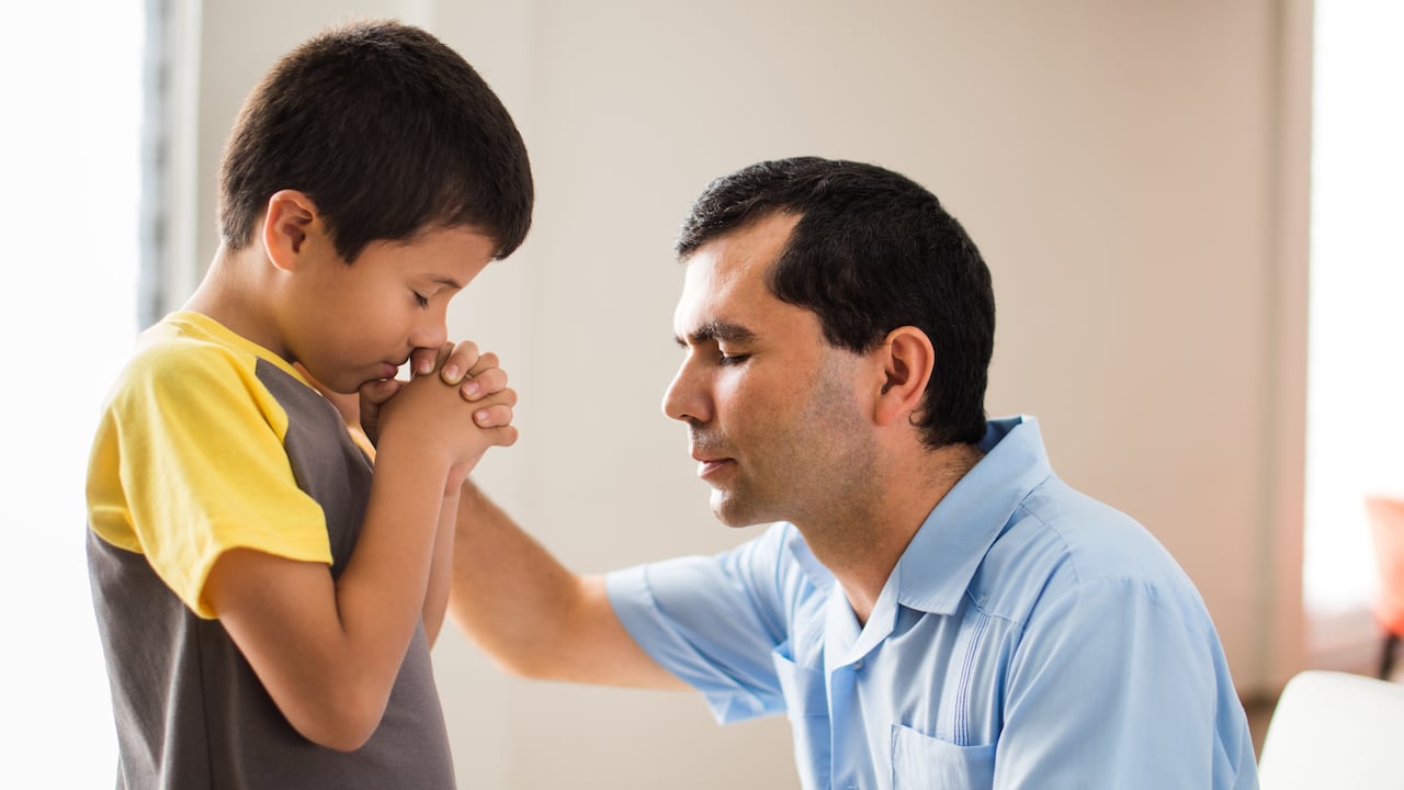 Es importante que para que su hijo mejore las calificaciones en el estudio, haga la oración con fe.