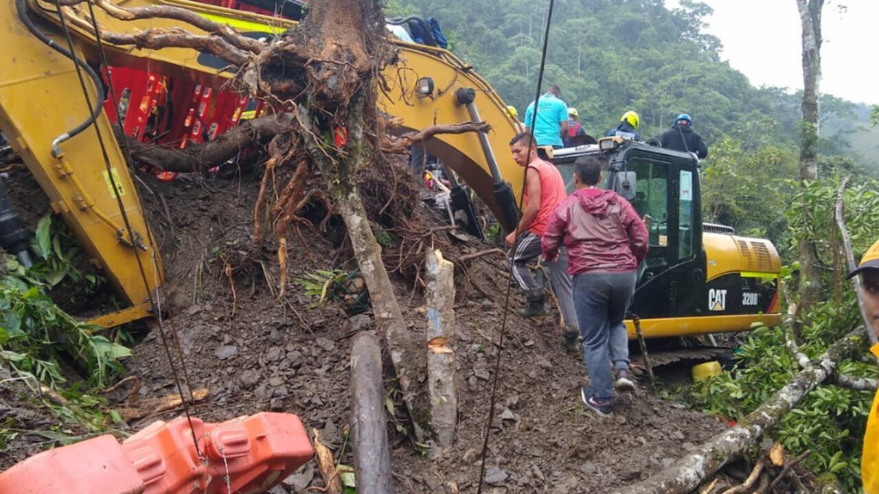 Deslizamiento sepultó a un bus en Risaralda.