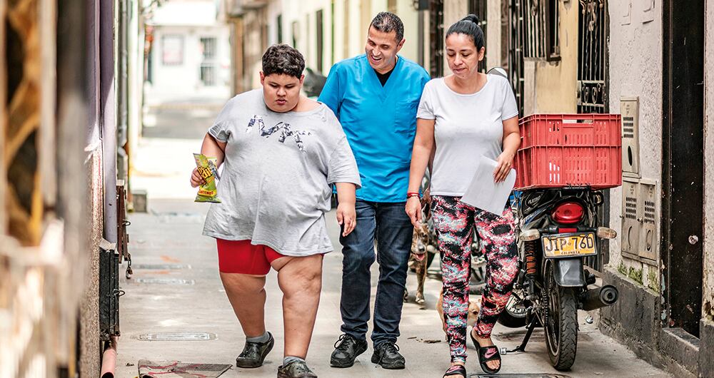  Alejandro tiene el síndrome de Prader-Willi, un trastorno genético que causa la sensación de hambre constante. Algunos síntomas se pueden tratar con terapia hormonal. 