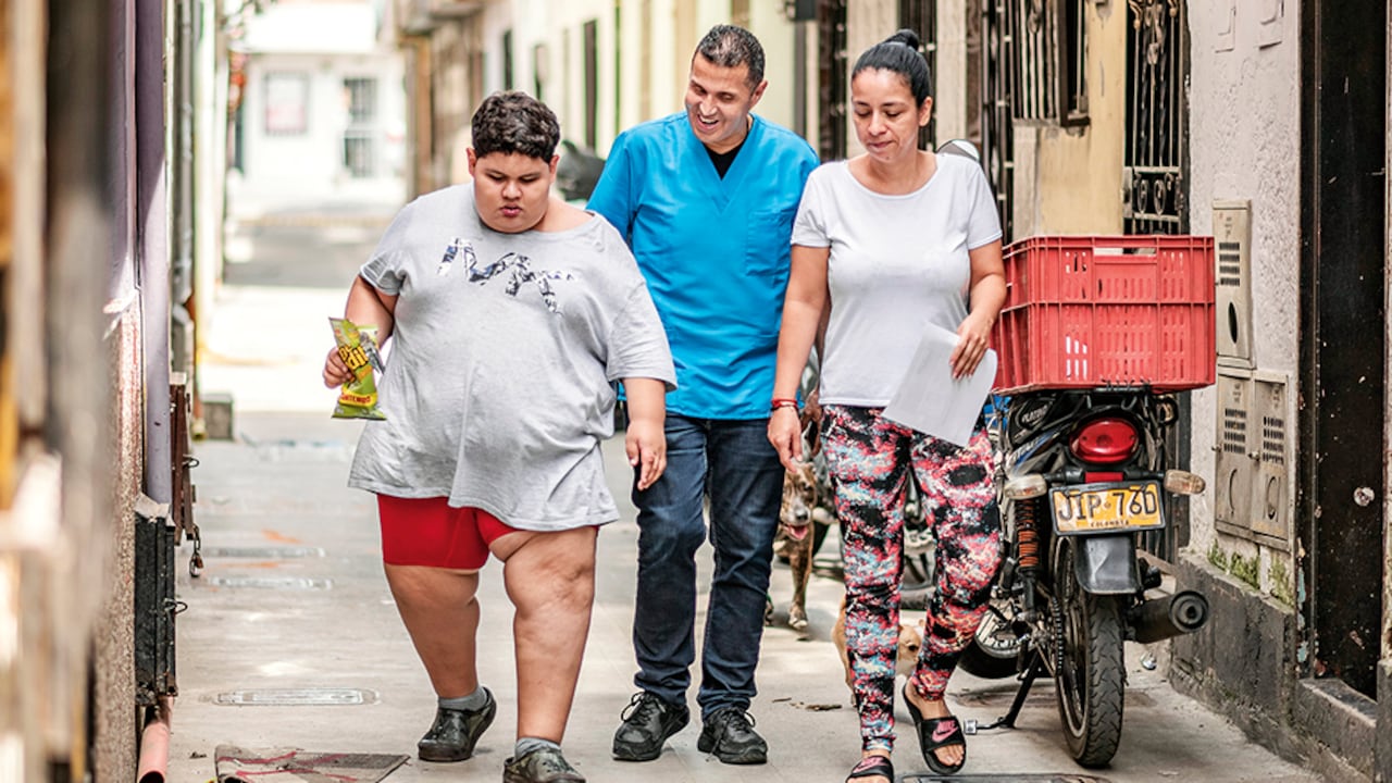 Alejandro tiene el síndrome de Prader-Willi, un trastorno genético que causa la sensación de hambre constante. Algunos síntomas se pueden tratar con terapia hormonal.