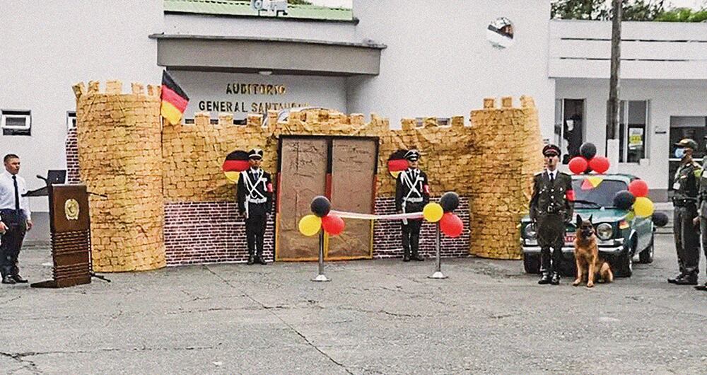  Evento con los estudiantes de la Escuela Simón Bolívar, en Tuluá, disfrazados de soldados nazis, lo que generó polémica e indignación.