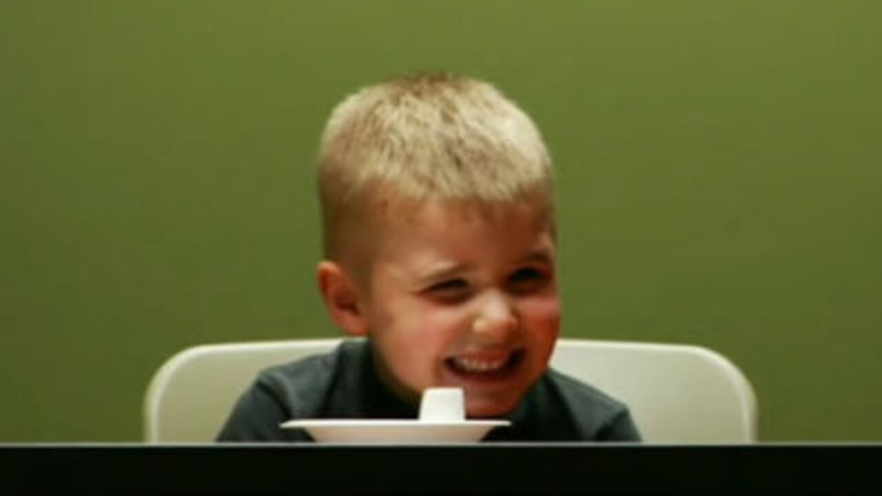 La grabación muestra todas las maromas que hacen para no comerse el marshmallow.