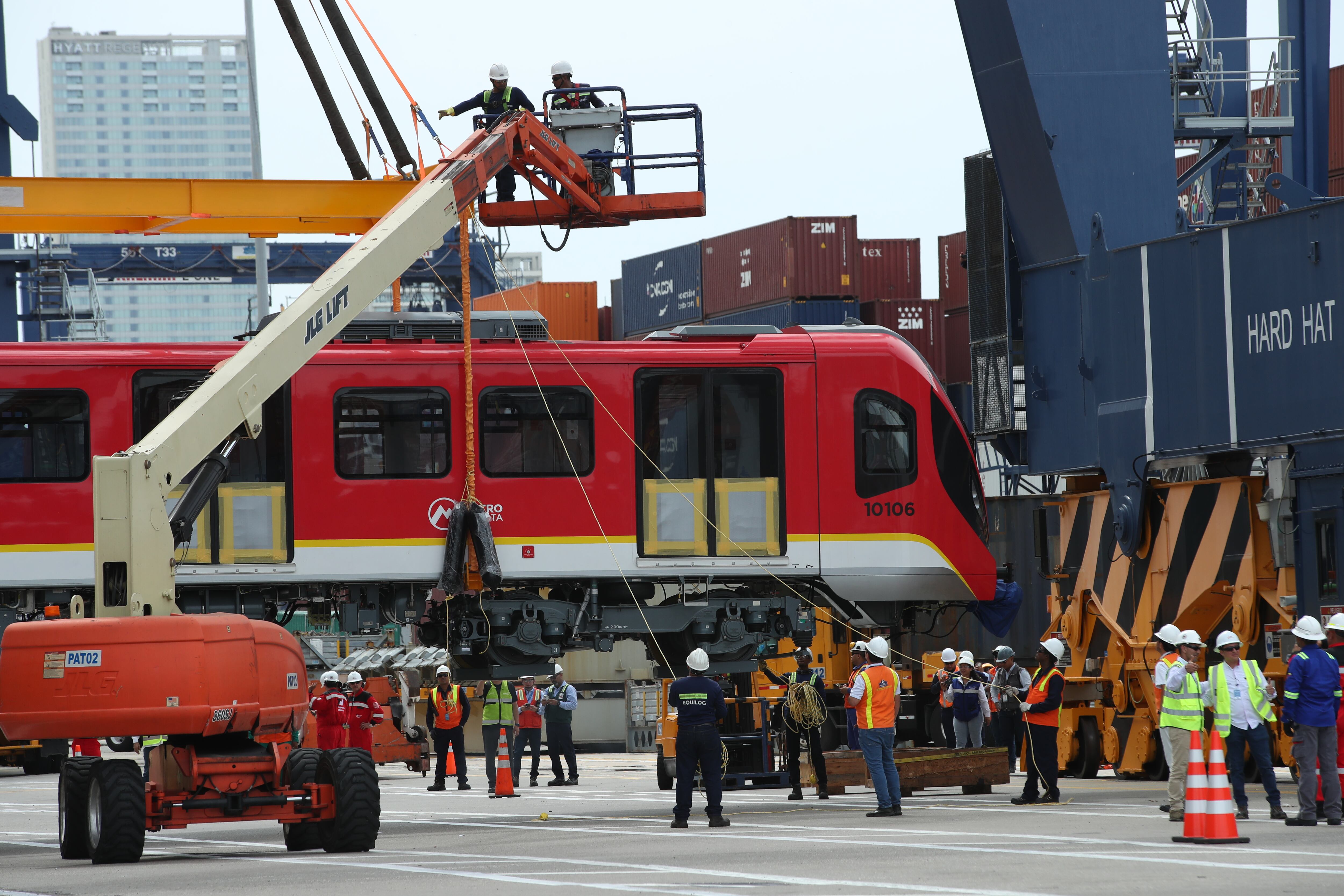 Llegada de los vagones del metro de Bogotá, al puerto de Cartagena.