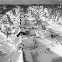 En esta imagen tomada con un dron, la nieve cubre un vecindario de Cheektowaga, Nueva York, el domingo 25 de diciembre de 2022.