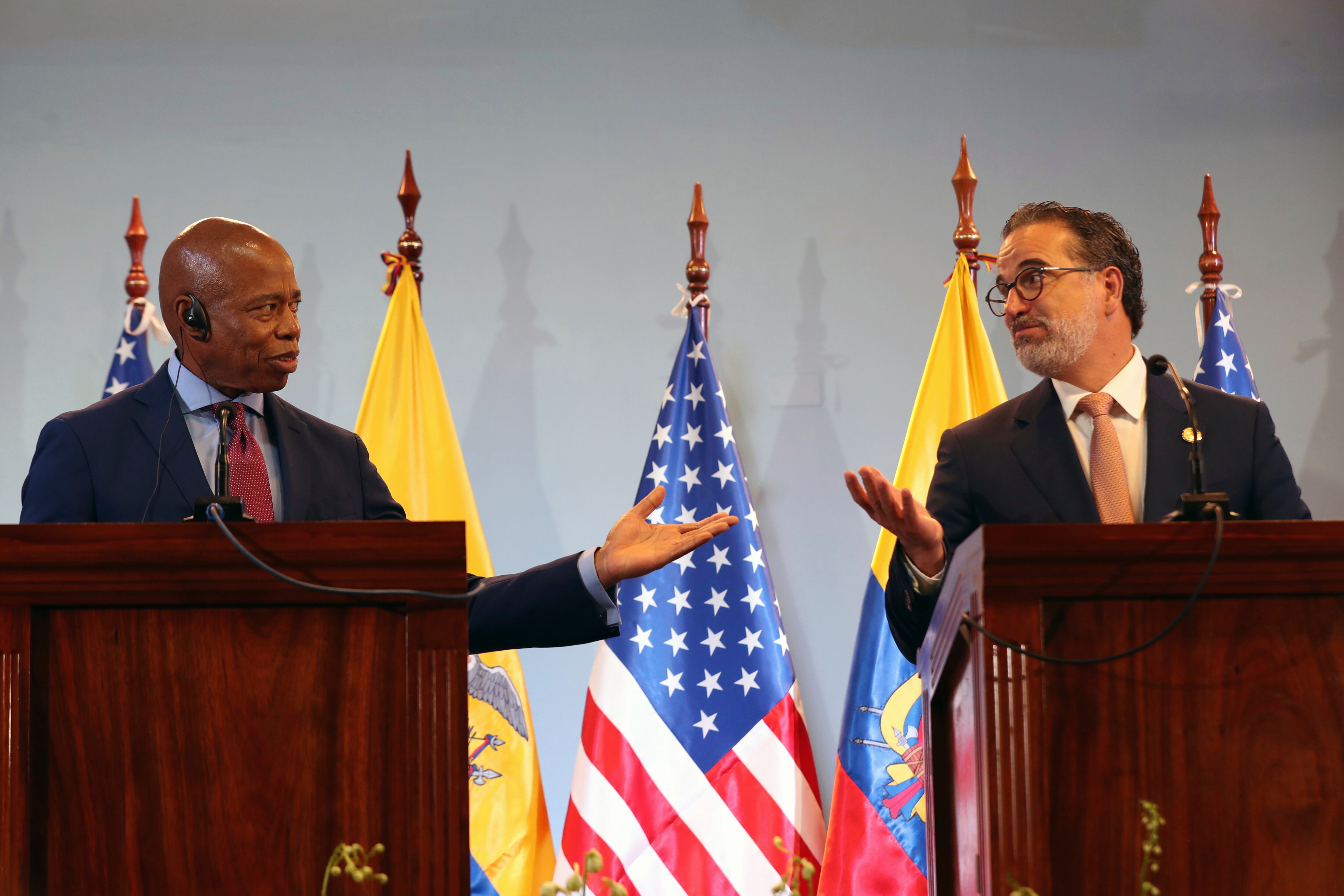 El alcalde neoyorquino, quien temprano acudió un centro de refugio y una fundación de acogida a migrantes en Ecuador, mencionó que en las Américas “hemos sido testigos de una crisis que se está agudizando a lo largo del tiempo y no se ha estabilizado”, por lo que hay que cambiar la mentalidad para manejar la crisis.