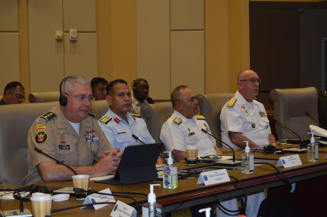 El general Helder Fernan Giraldo Bonilla en medio del evento.