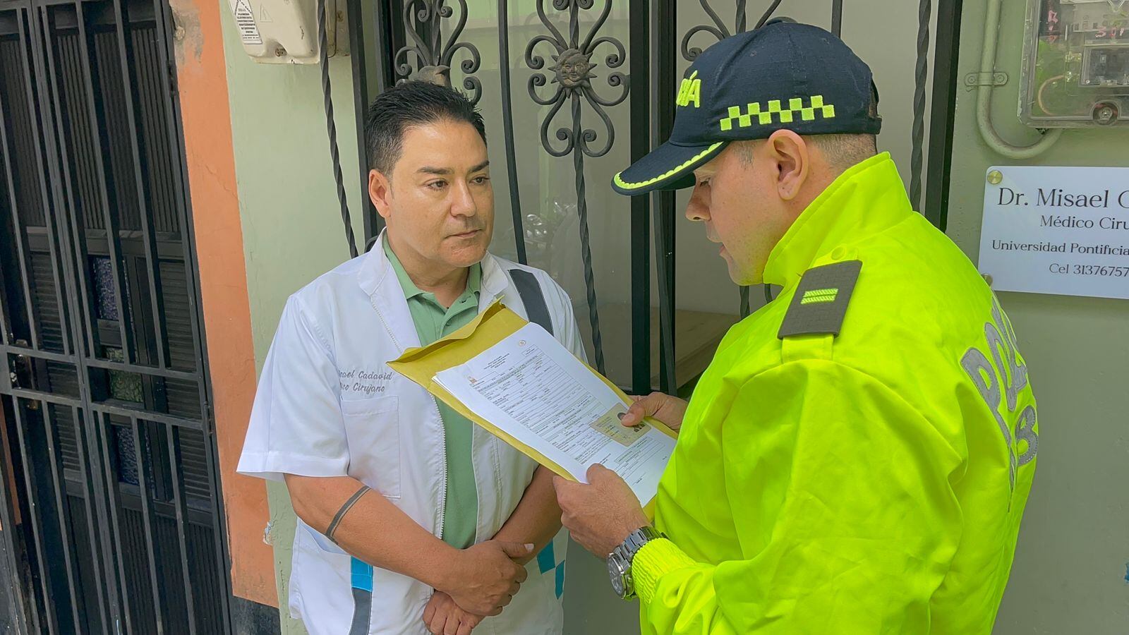 Un Policía lee los derechos de capturado a Misael Cadavid.