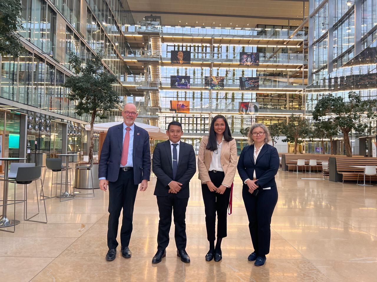 Ministro de Ciencia y Tecnología, Arturo Luna, en Suiza.