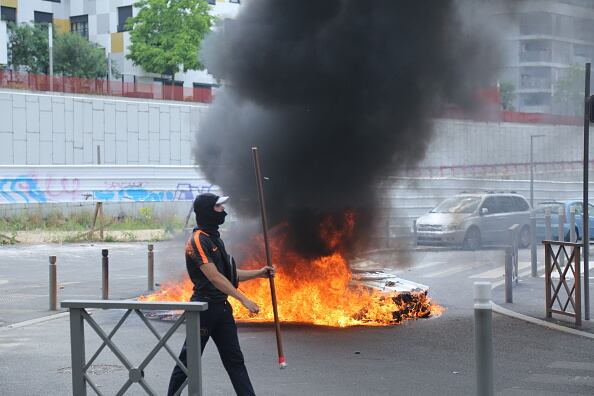 “Examinaremos todas las opciones con una prioridad en mente: el regreso del orden”, indicó antes de la reunión la primera ministra, Élisabeth Borne, preguntada sobre si decretarían el estado de emergencia como le pedía la oposición de derecha y ultraderecha.(Photo by Ibrahim Ezzat/Anadolu Agency via Getty Images)
