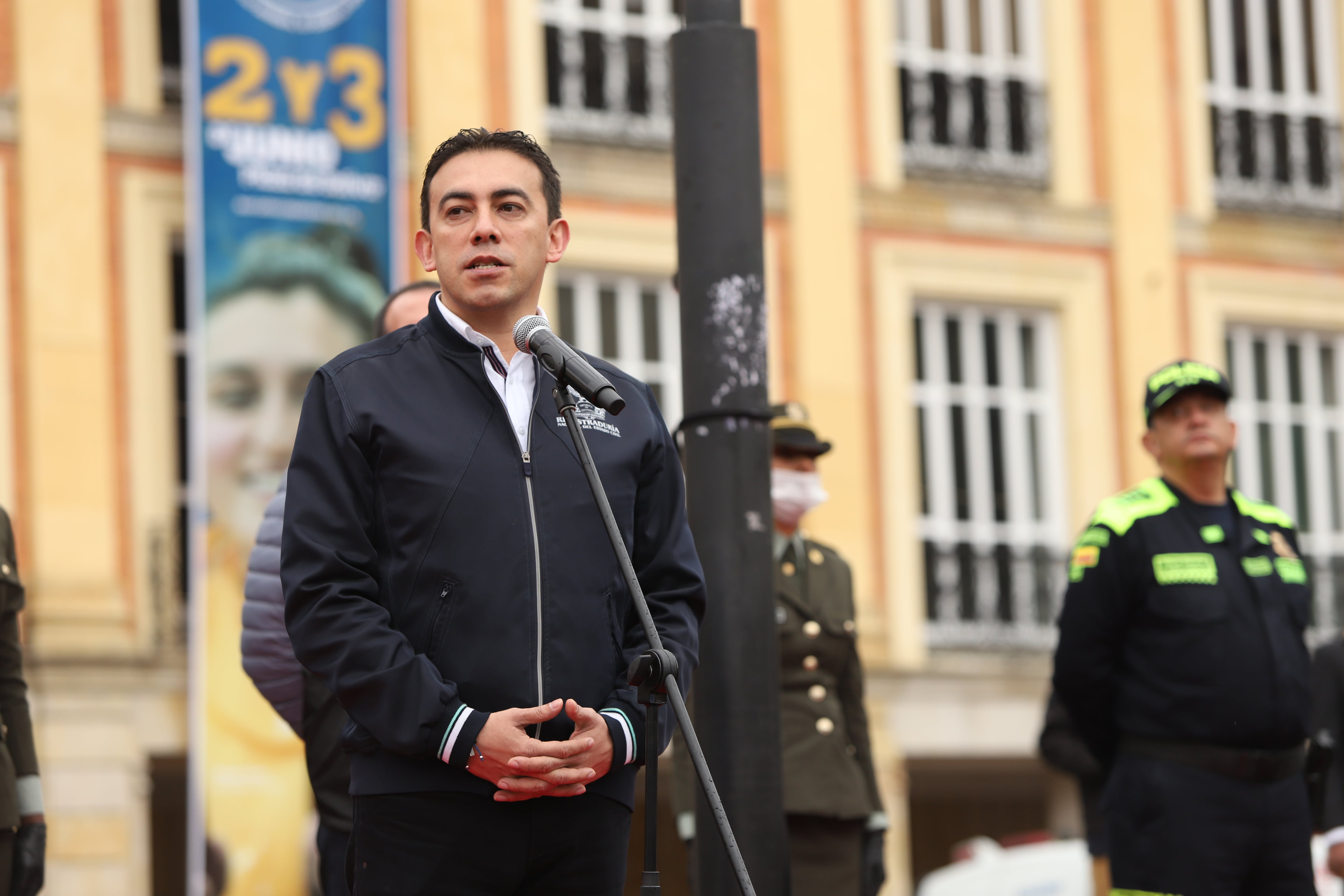 Registrador Alexander Vega hace la apertura de las votaciones