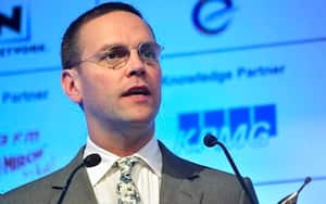James Murdoch negó cualquier conocimiento de los pinchazos que realizó News of the World. Antiguos colaboradores lo desmienten.