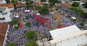 Miles de personas llenaron la plaza Alfonso López en Valledupar para escuchar a Fico Gutiérrez.