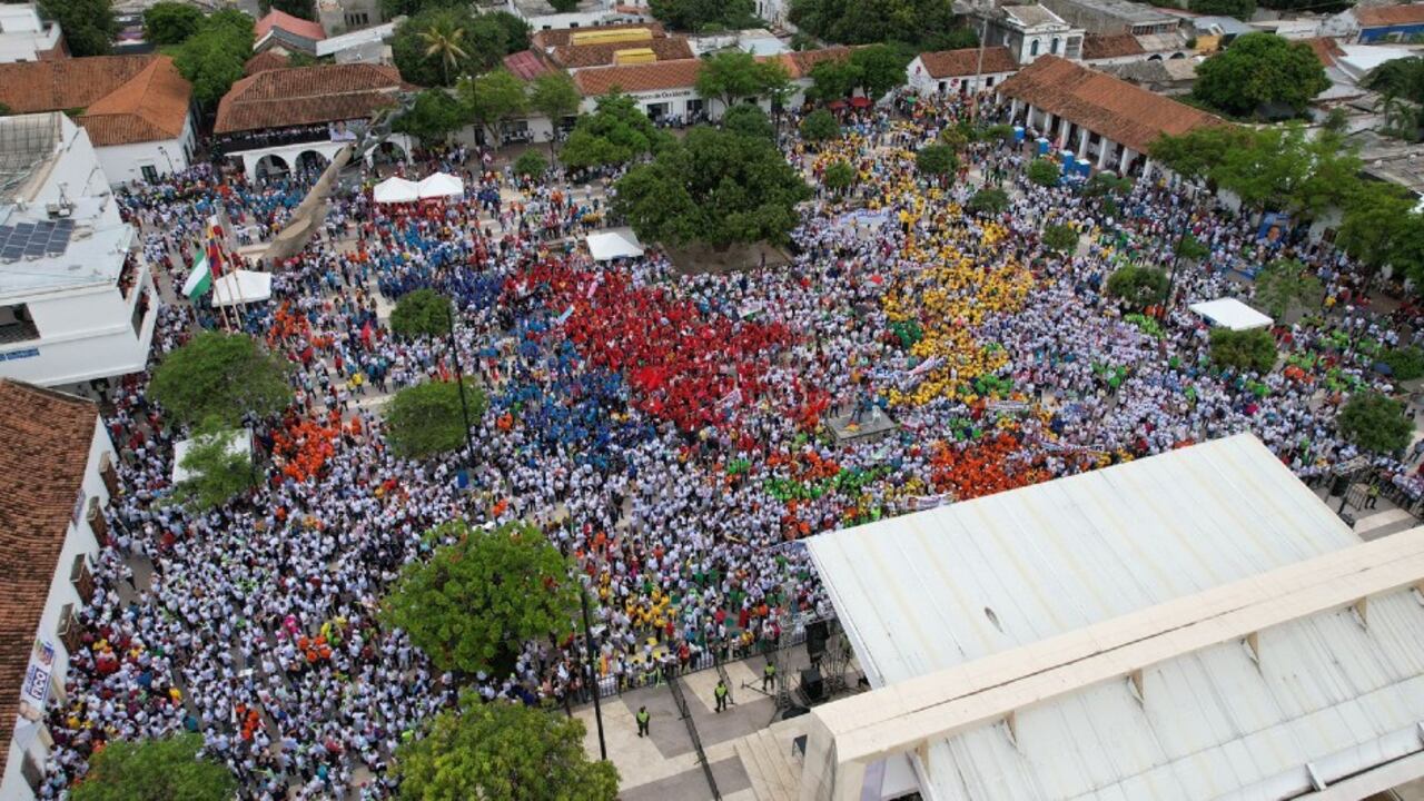 Miles de personas llenaron la plaza Alfonso López en Valledupar para escuchar a Fico Gutiérrez.
