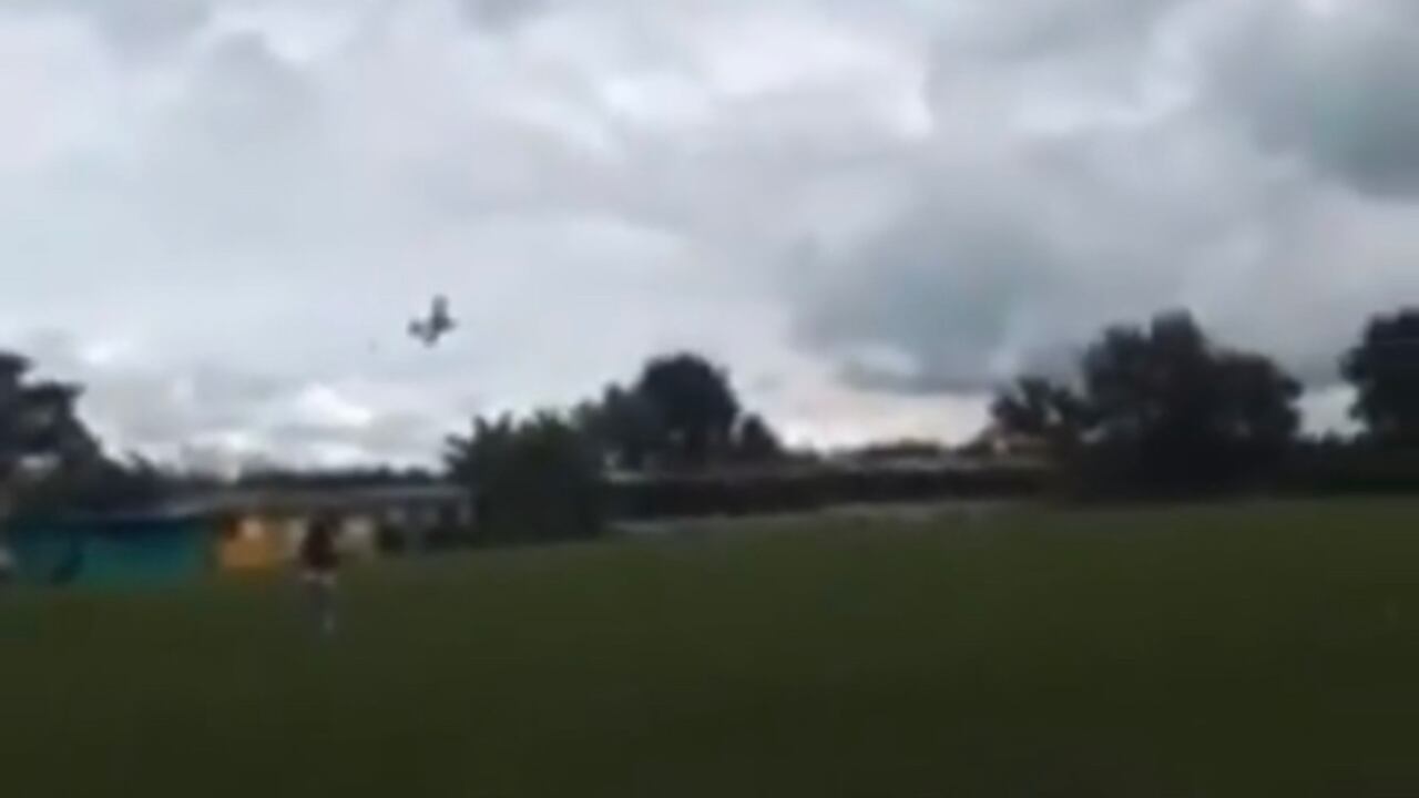 El accidente se produjo en el corregimiento de Pueblo Tapao, al occidente del Quindío, cuando habitantes de la vereda El Gigante, grababan las maniobras que adalantaba el piloto de la pequeña aeronave.