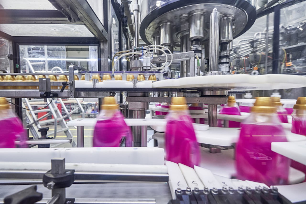 La compañía Henkel busca operarios de empaque.