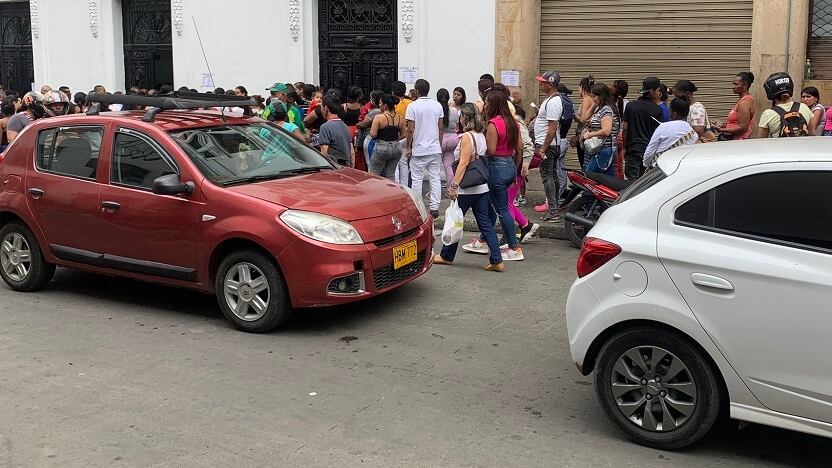 Larga fila en el Banco Agrario para reclamar el subsidio.