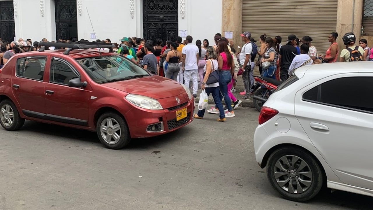 Larga fila en el Banco Agrario para reclamar el subsidio.