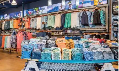La marca de ropa liquidará los locales