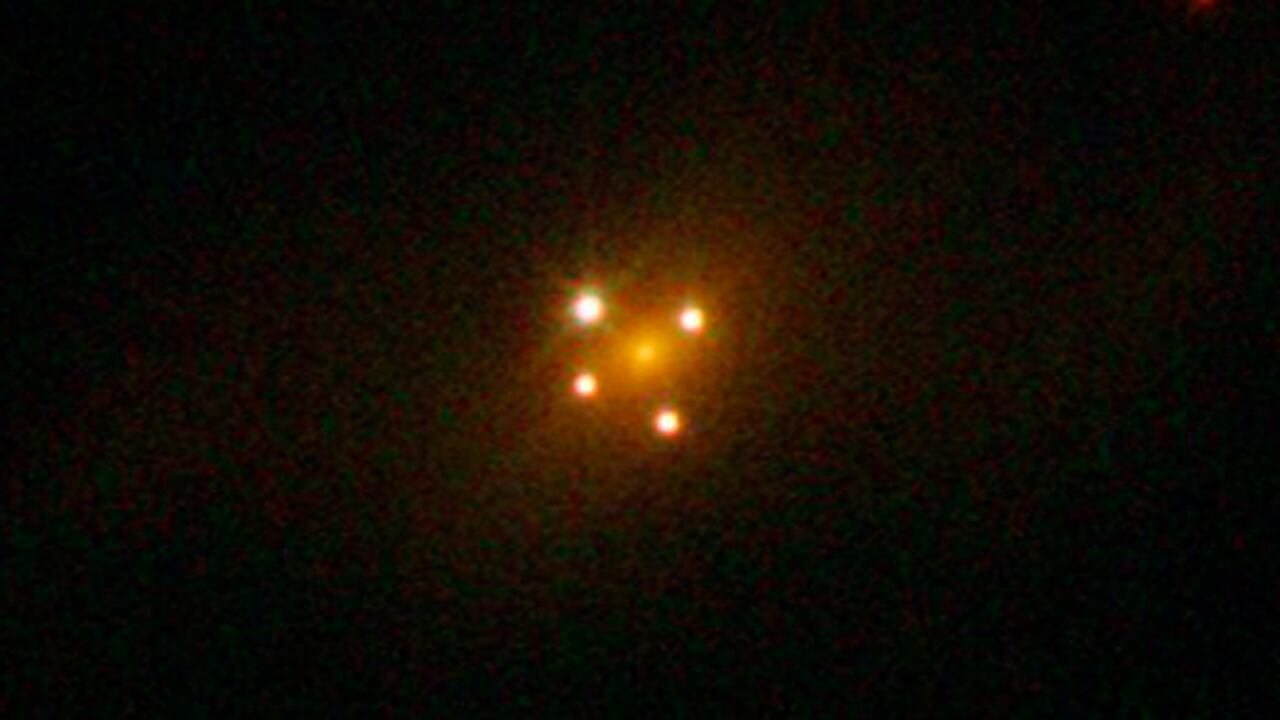 La Cruz de Einstein es un fenómeno causado por la división de la luz de un cuerpo espacial cuando otro objeto se pone en su trayectoria.