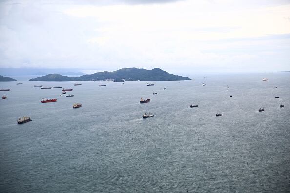 La Autoridad del Canal de Panamá ha reducido los pesos máximos de los barcos y los tránsitos diarios de los barcos para conservar agua, ofreciendo a los armadores la opción de transportar menos carga, cambiar a rutas alternativas que podrían agregar miles de millas al viaje o lidiar con colas que a principios de este mes atestaron a 160 barcos y retrasaron algunos hasta 21 días.