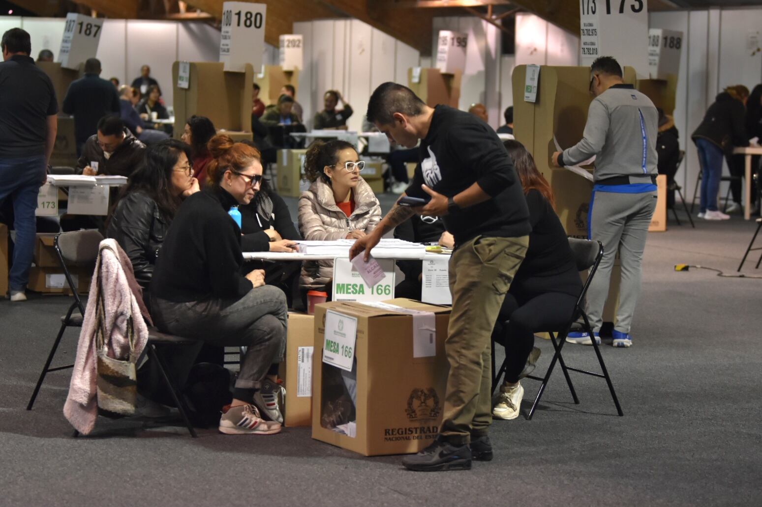 Votaciones en corferias, voto, mesas de votación, gente