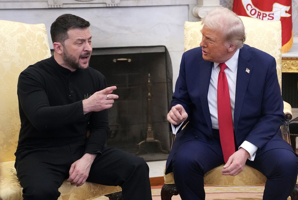El presidente estadounidense Donald Trump y el presidente ucraniano Volodymyr Zelensky reunidos en la Oficina Oval de la Casa Blanca el 28 de febrero de 2025 en Washington, DC. Foto de Andrew Harnik/Getty Images
